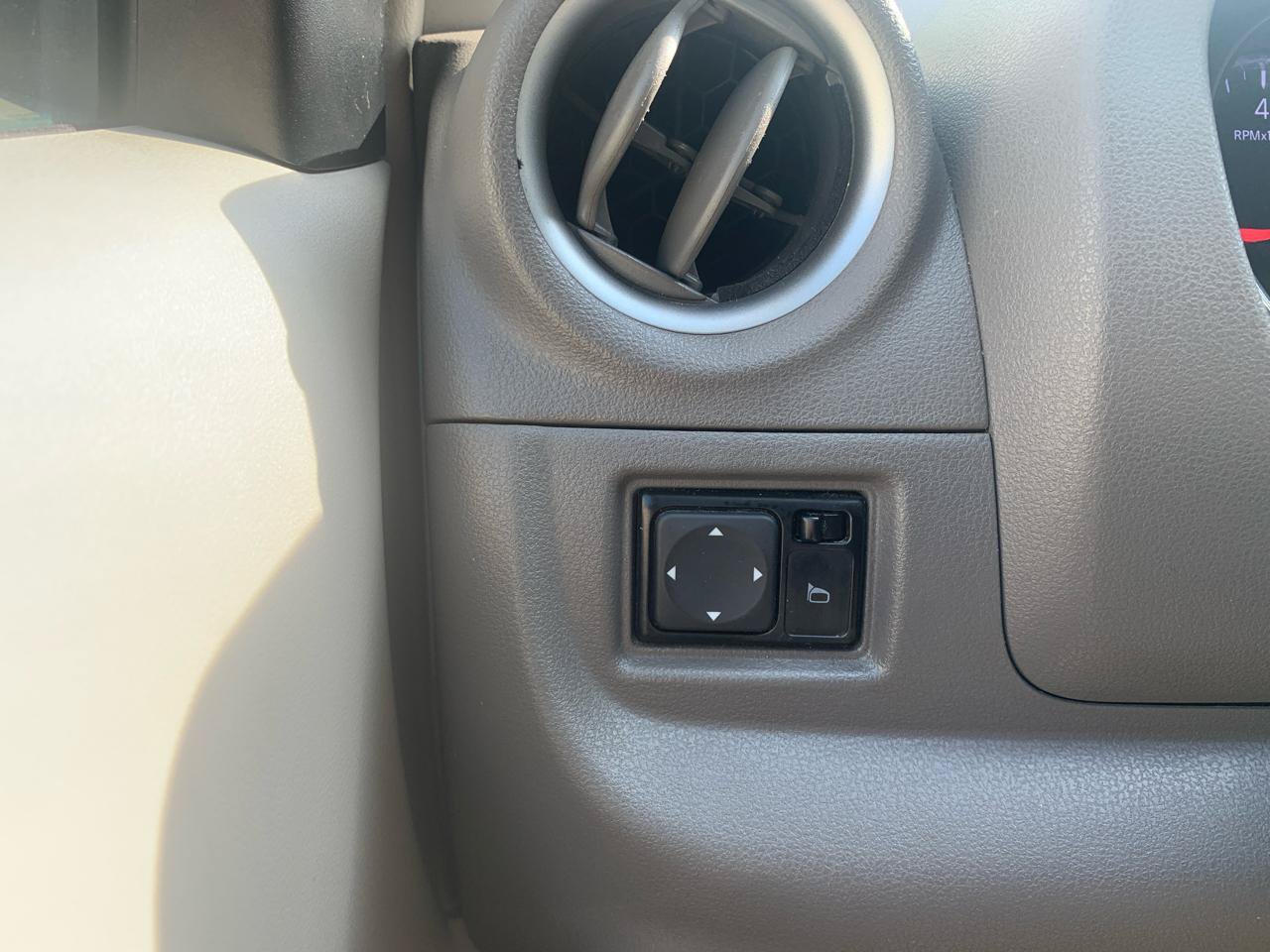 Used 2014 Nissan Versa SV w/ Convenience Package FWD image 17