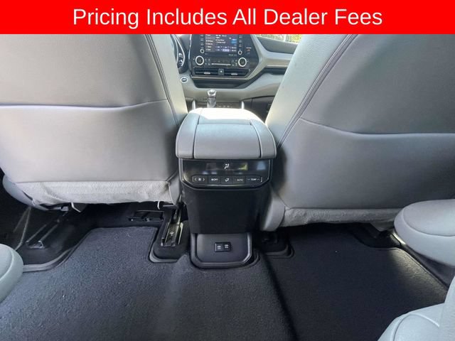Used 2021 Toyota Highlander XLE AWD/4WD image 19