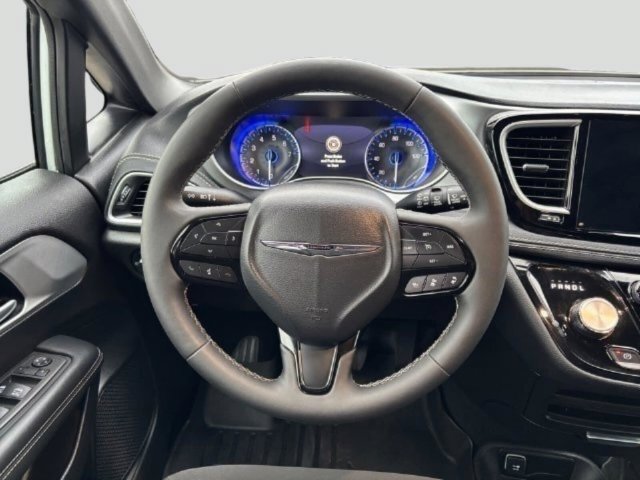 Used 2024 Chrysler Pacifica Touring FWD image 12