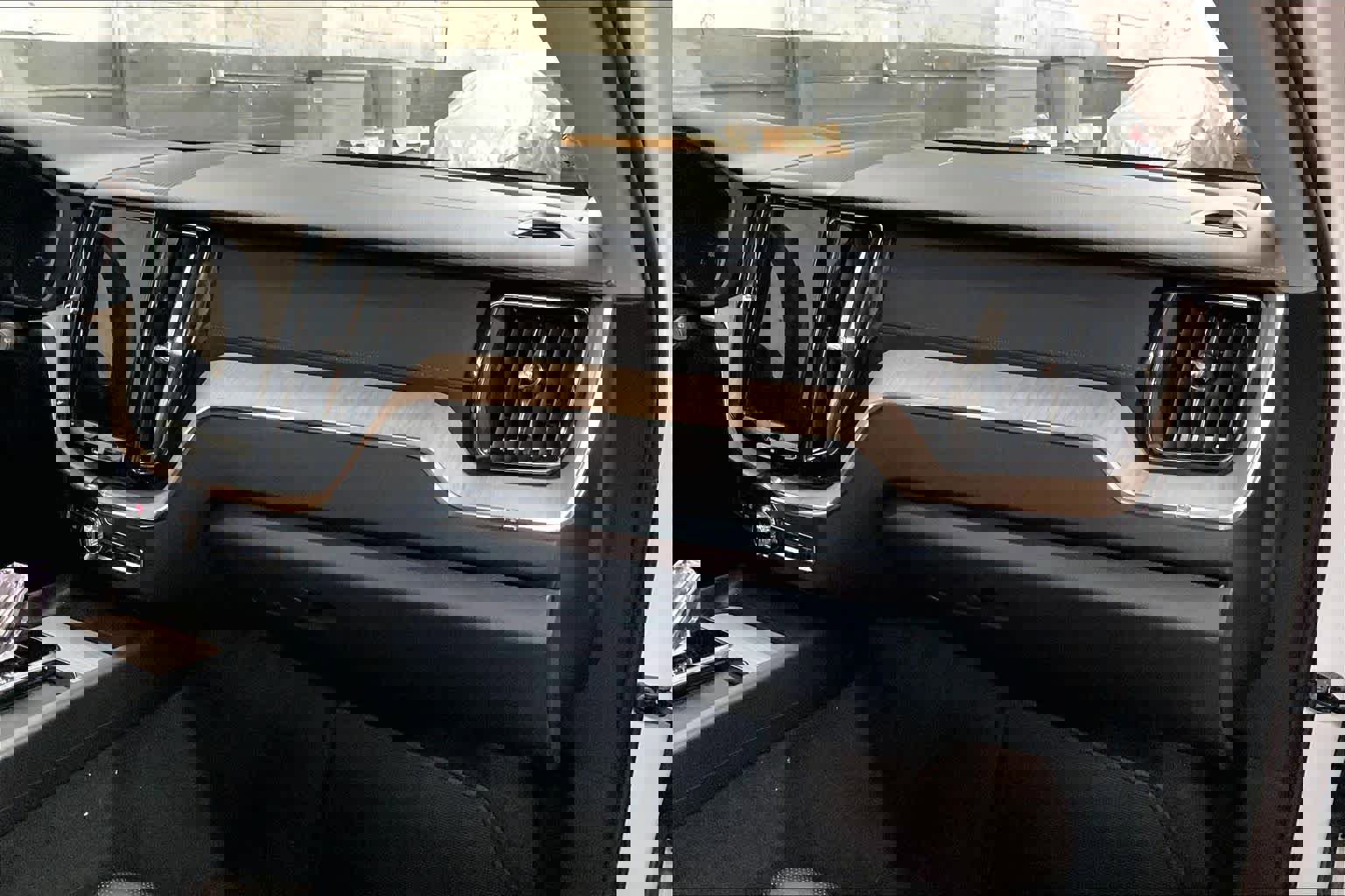 Used 2022 Volvo XC60 B5 Inscription w/ Advanced Package image 17