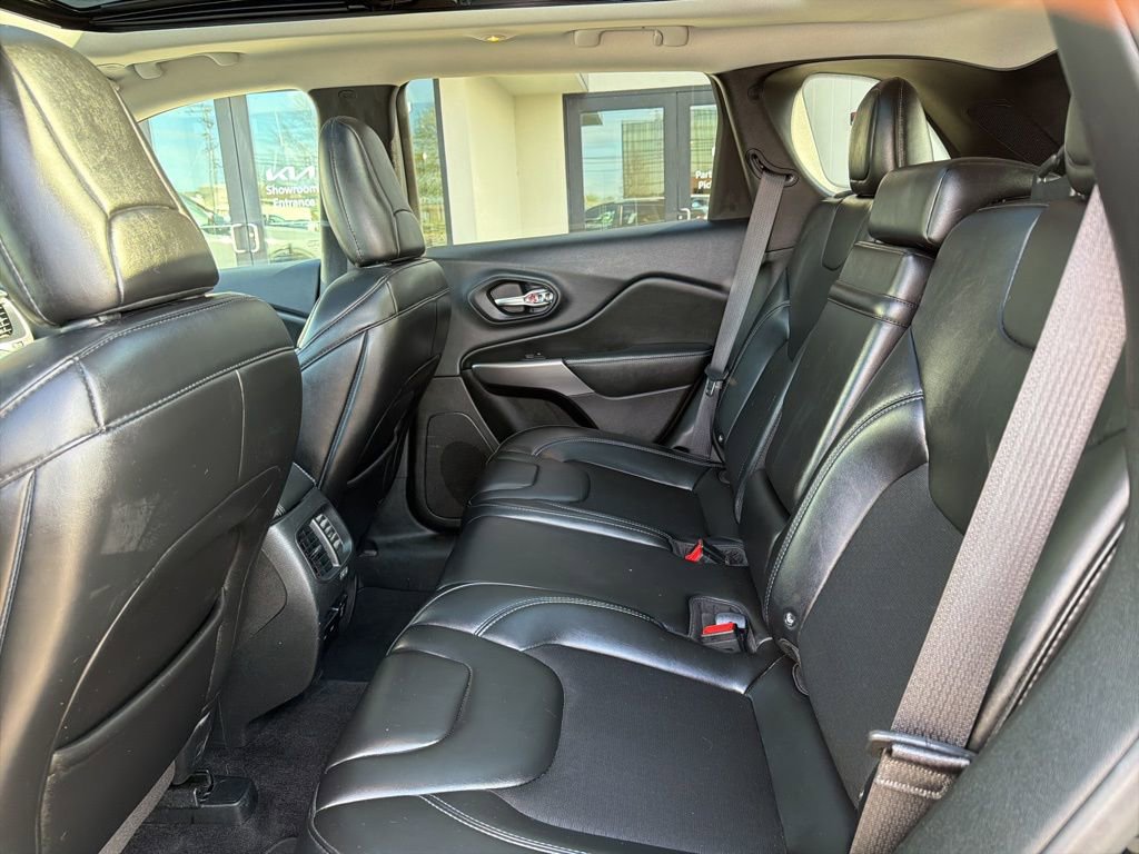 Used 2019 Jeep Cherokee Latitude Plus w/ Comfort/Convenience Group image 19