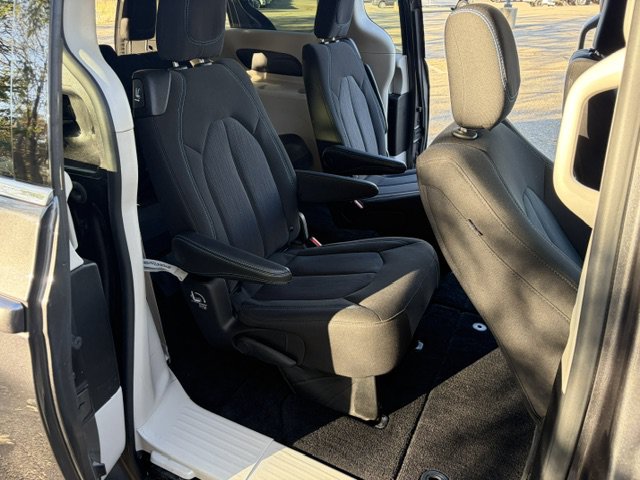Used 2021 Chrysler Pacifica Touring FWD image 11