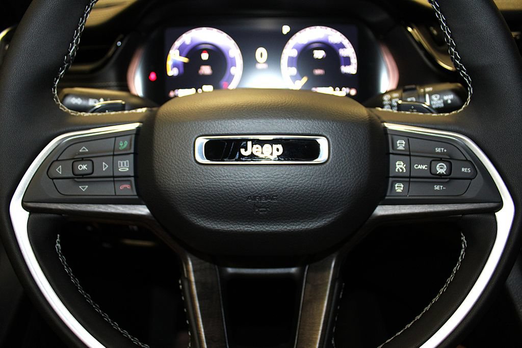 New 2027 Jeep Grand Cherokee Limited w/ MOPAR Finishing Package AWD/4WD image 12