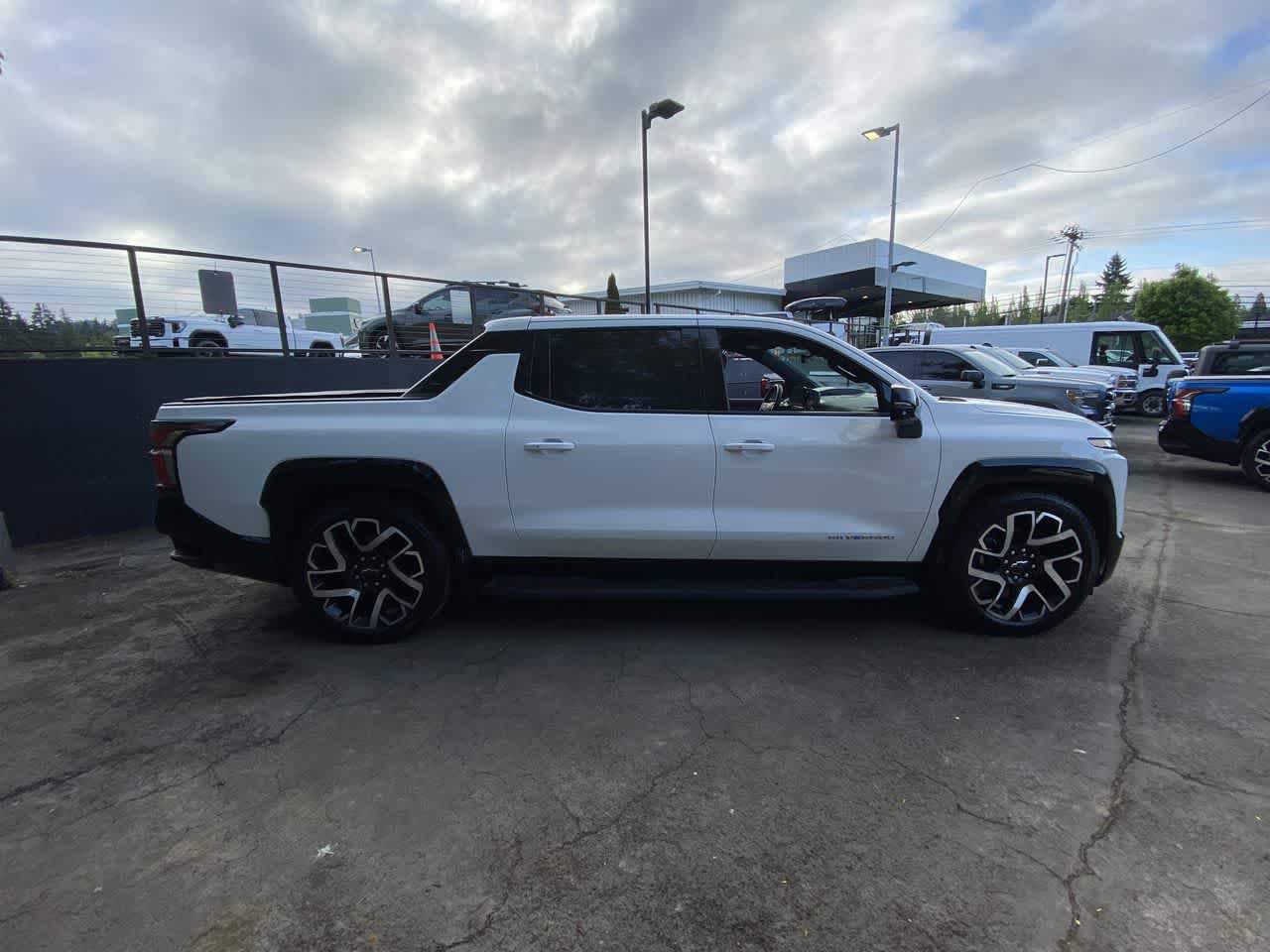 Used 2025 Chevrolet Silverado EV RST AWD/4WD image 7