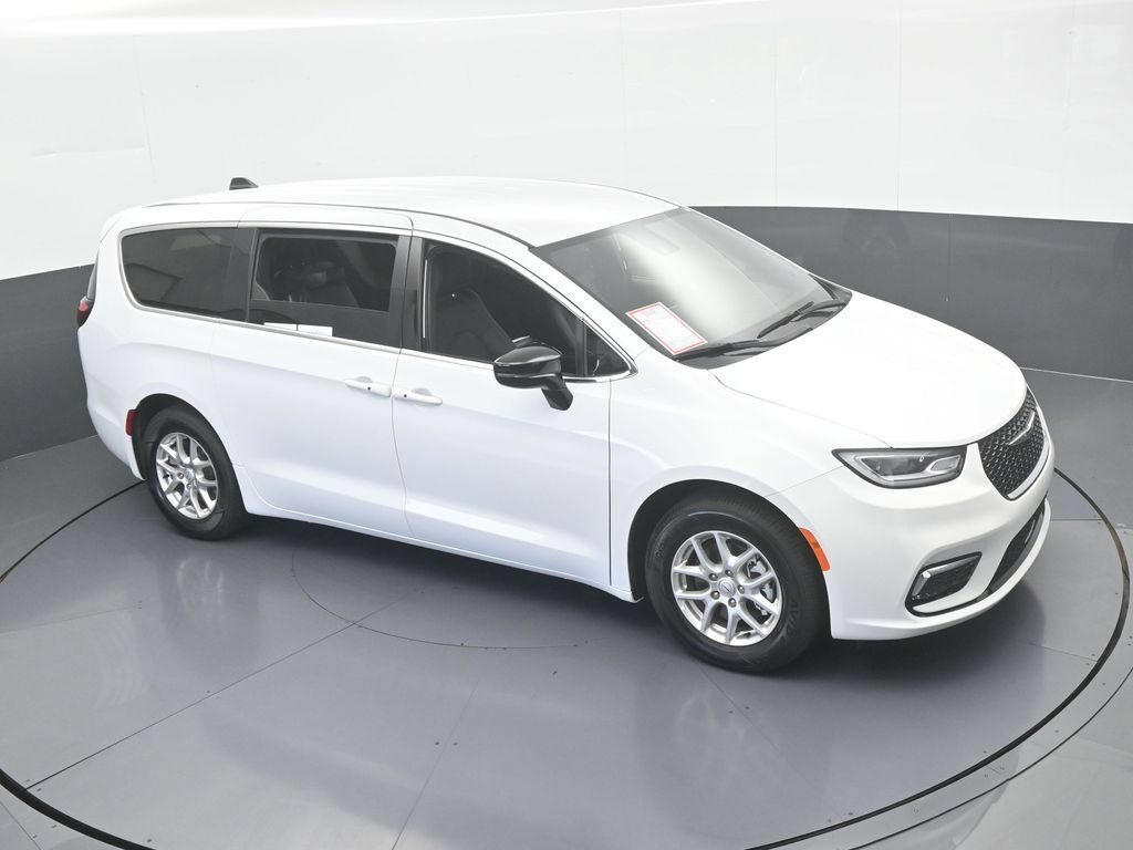 Used 2025 Chrysler Pacifica Select FWD image 48