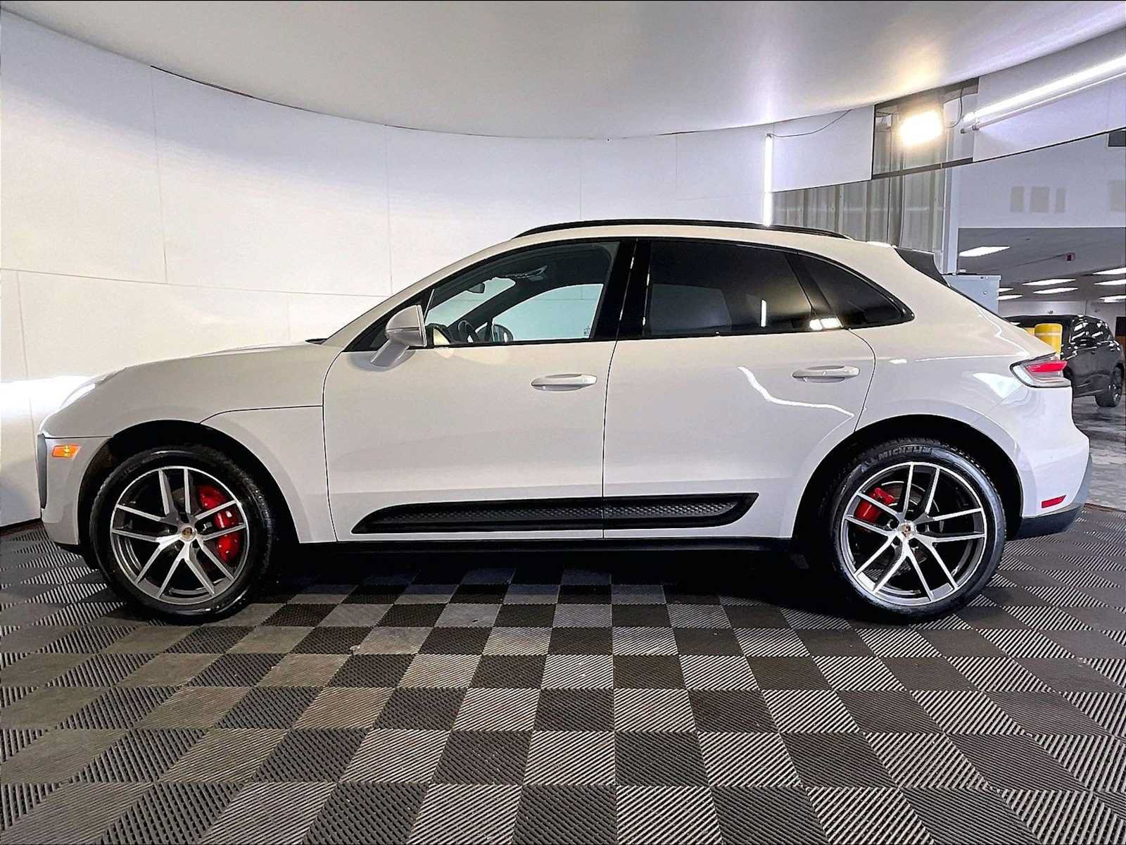 Certified 2023 Porsche Macan S AWD/4WD image 2