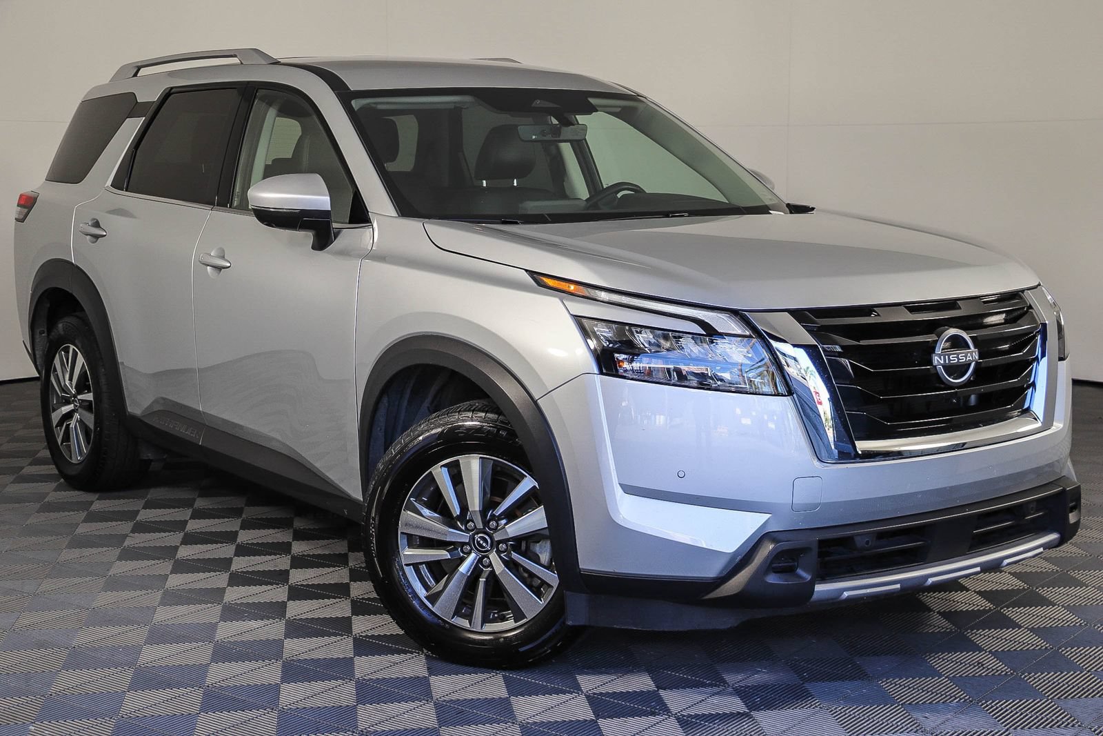 Used 2025 Nissan Pathfinder SL FWD image 1