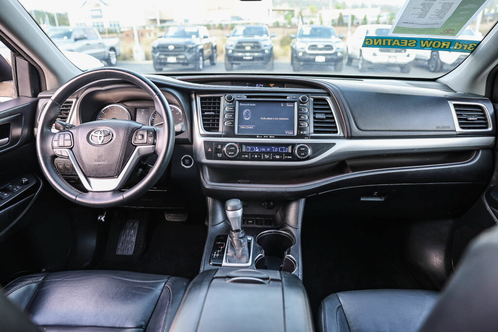 Used 2016 Toyota Highlander XLE FWD image 2