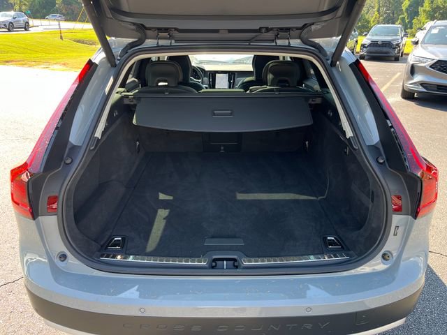 Used 2024 Volvo V90 B6 Cross Country Plus image 28