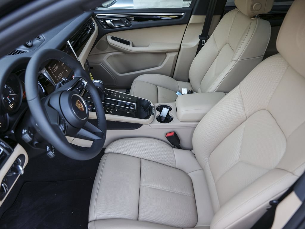 Certified 2026 Porsche Macan AWD/4WD image 16