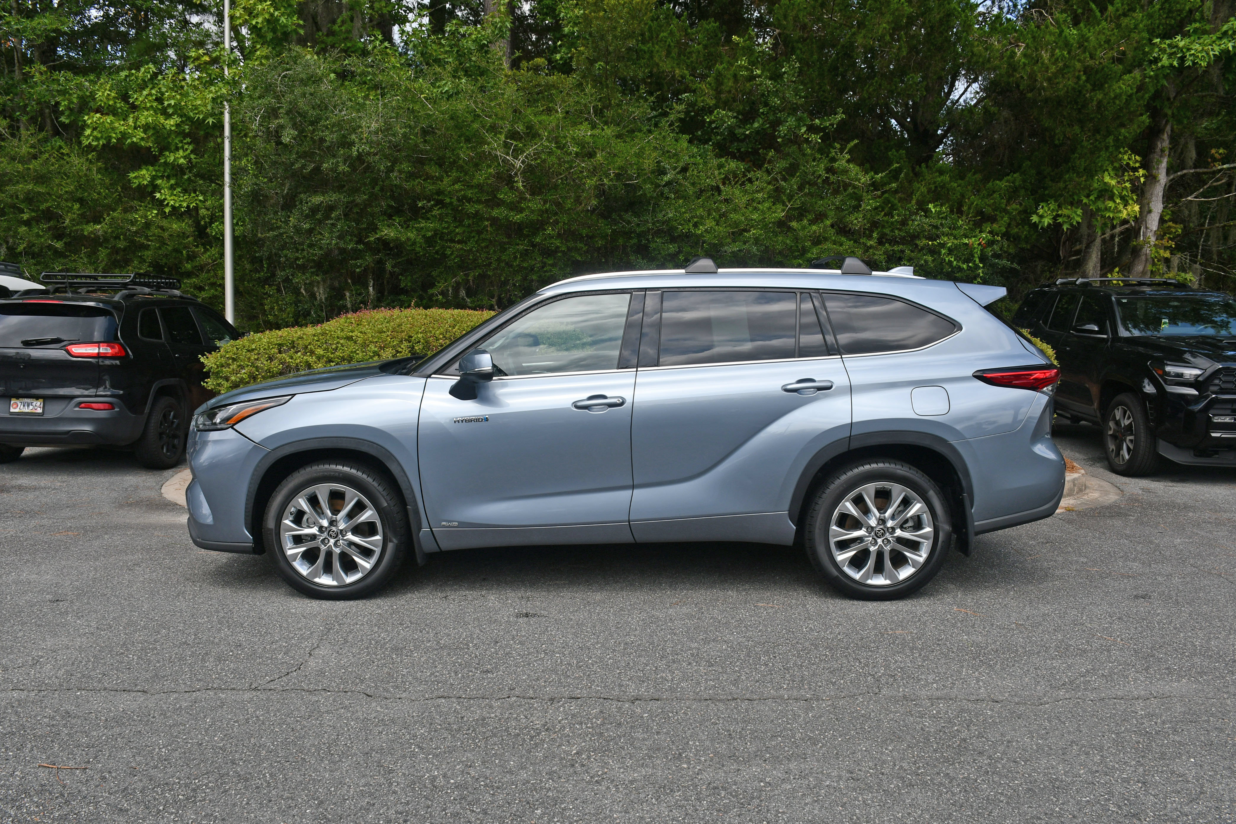 Certified 2021 Toyota Highlander Limited AWD/4WD image 2