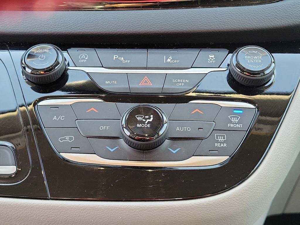 Used 2023 Chrysler Pacifica Touring-L FWD image 11