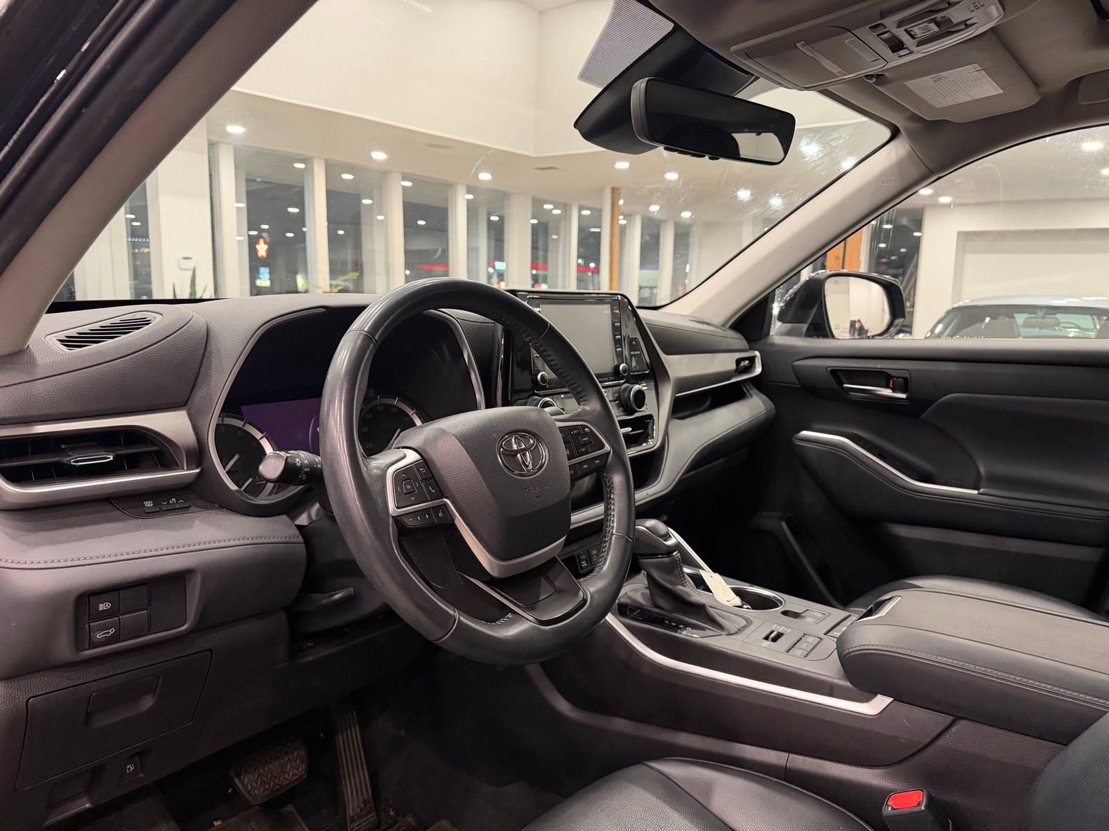 Used 2022 Toyota Highlander XLE image 5