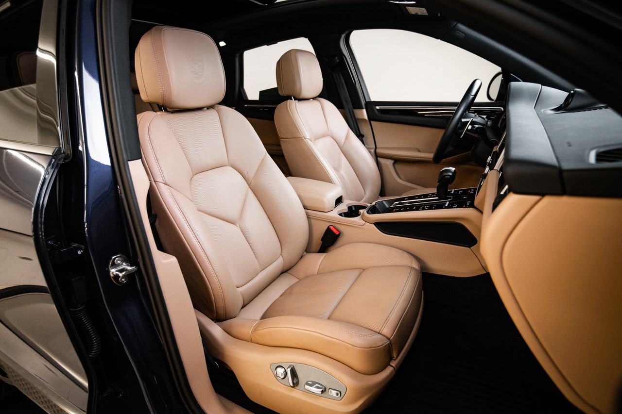 Certified 2024 Porsche Macan AWD/4WD image 29