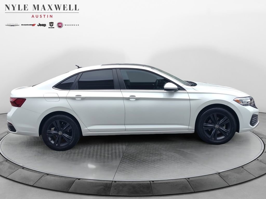 Used 2023 Volkswagen Jetta SE w/ Panoramic Sunroof Package image 17