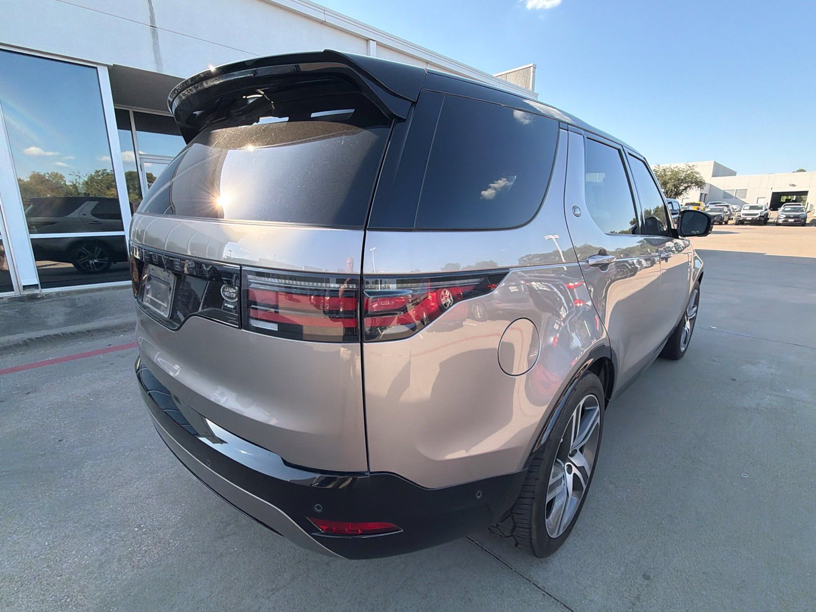 Used 2021 Land Rover Discovery HSE R-Dynamic AWD/4WD image 7