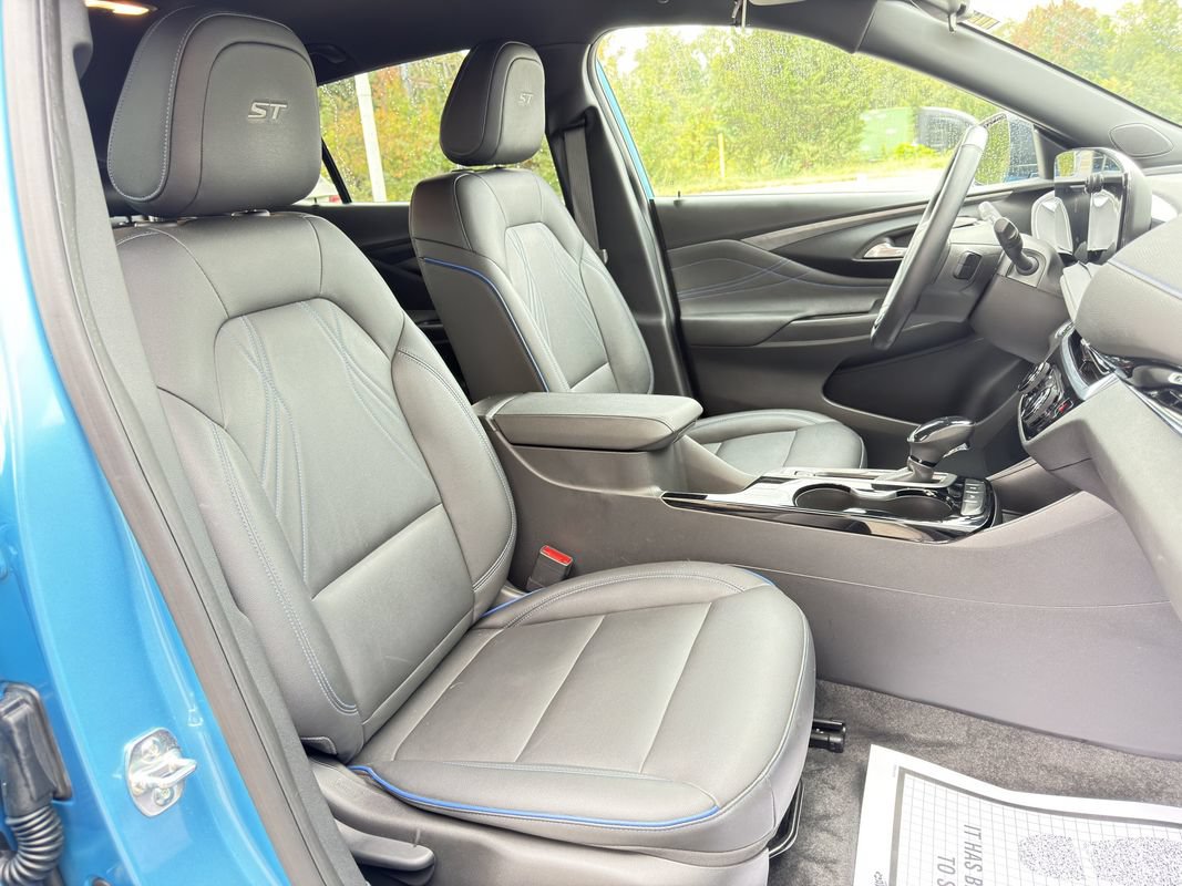 Used 2025 Buick Envista Sport Touring w/ Convenience I Package FWD image 32