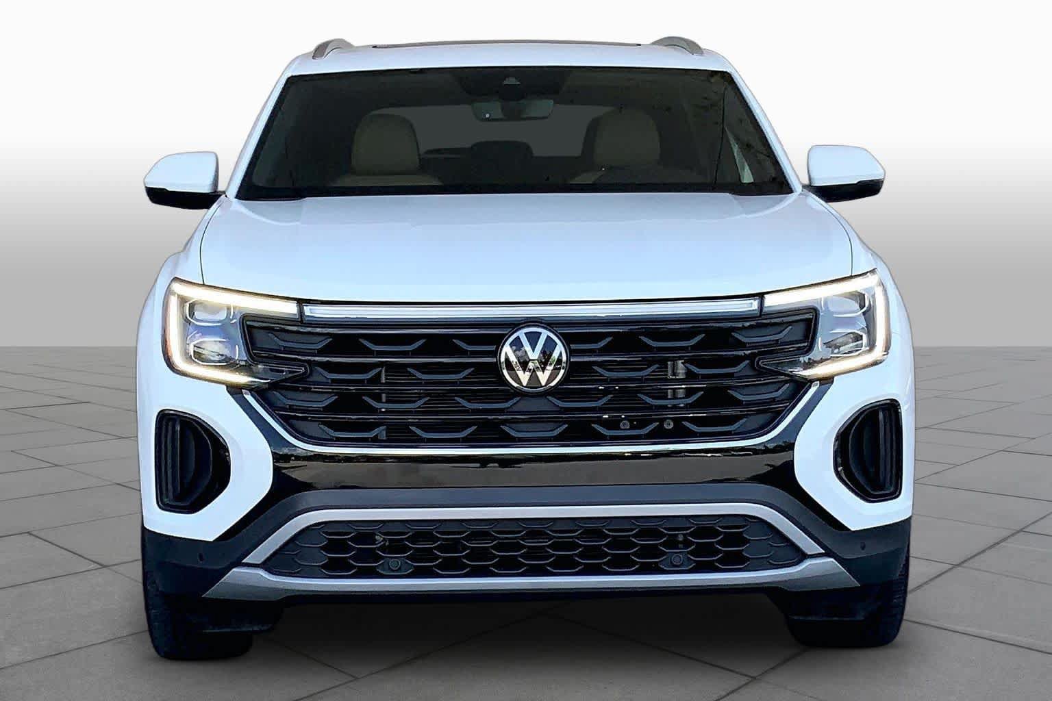 Used 2024 Volkswagen Atlas Cross Sport SE w/ Panoramic Sunroof Package FWD image 4