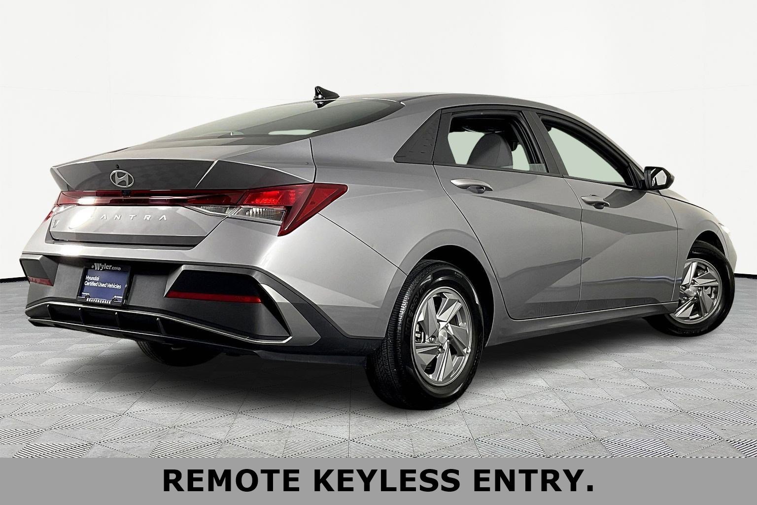 Used 2025 Hyundai Elantra SE image 6