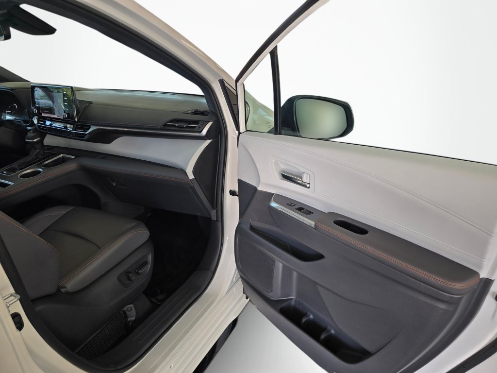 Used 2024 Toyota Sienna XSE AWD/4WD image 39