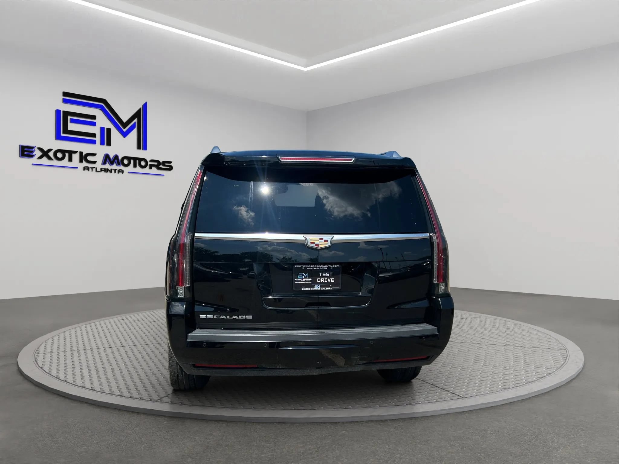 Used 2016 Cadillac Escalade Luxury RWD image 3