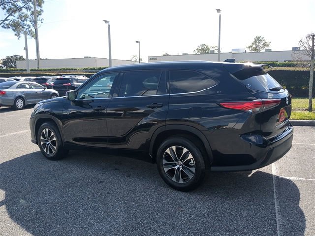 Certified 2022 Toyota Highlander XLE image 6