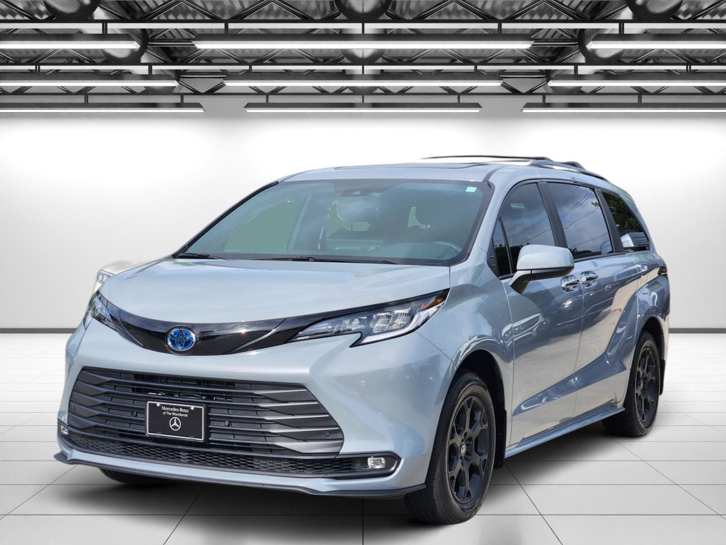 Used 2025 Toyota Sienna XLE Woodland Edition image 5