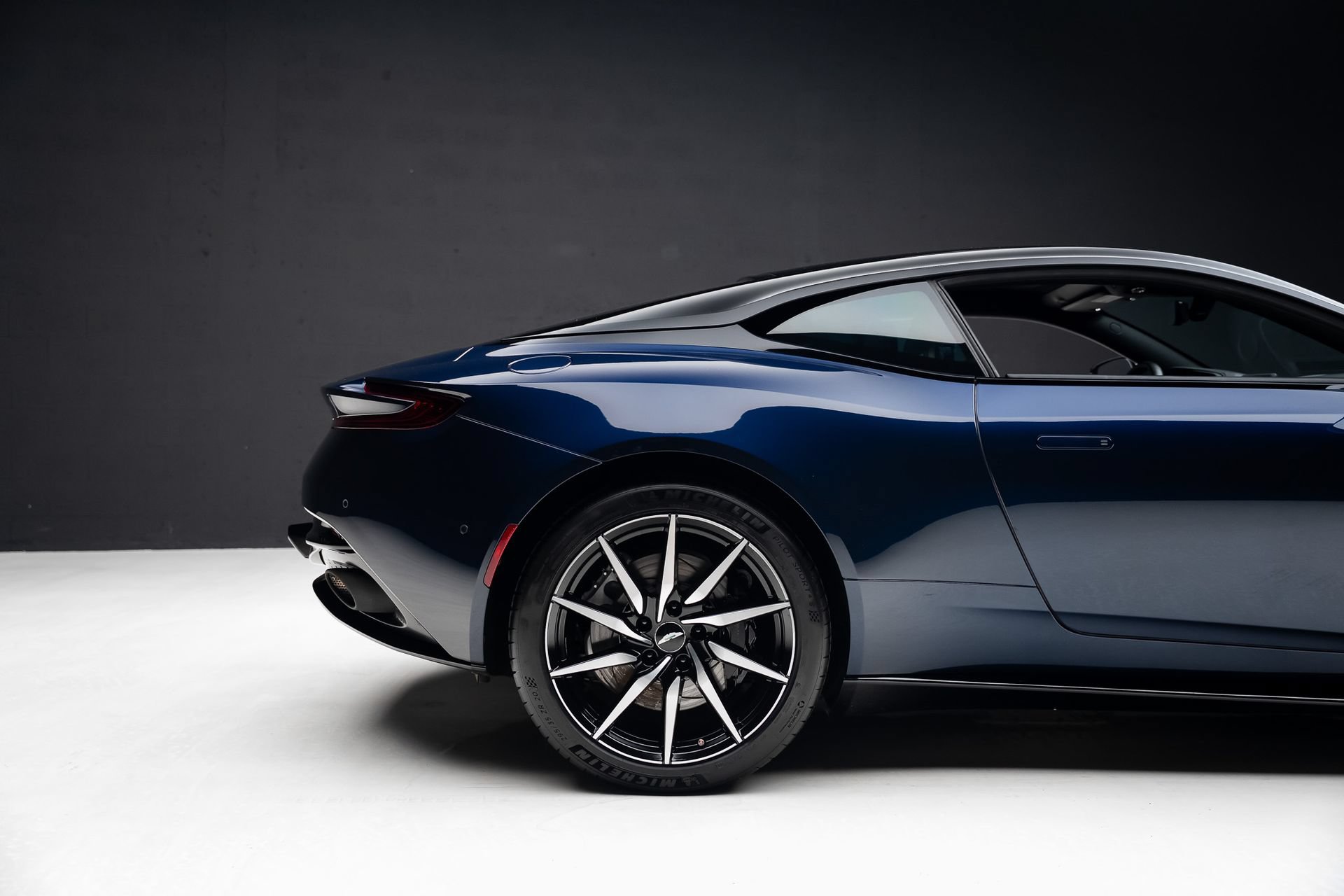 Used 2018 Aston Martin DB11 V12 RWD image 35
