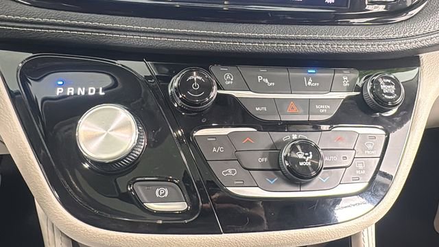 Used 2023 Chrysler Pacifica Limited image 29