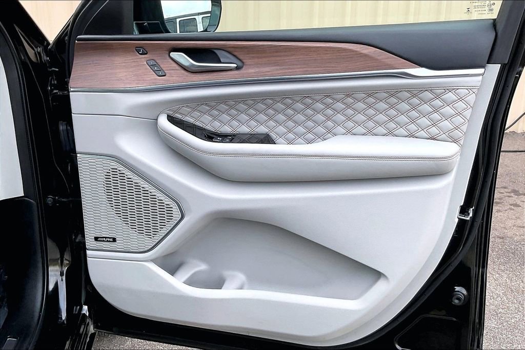 Used 2021 Jeep Grand Cherokee L Summit w/ Luxury Tech Group V image 24