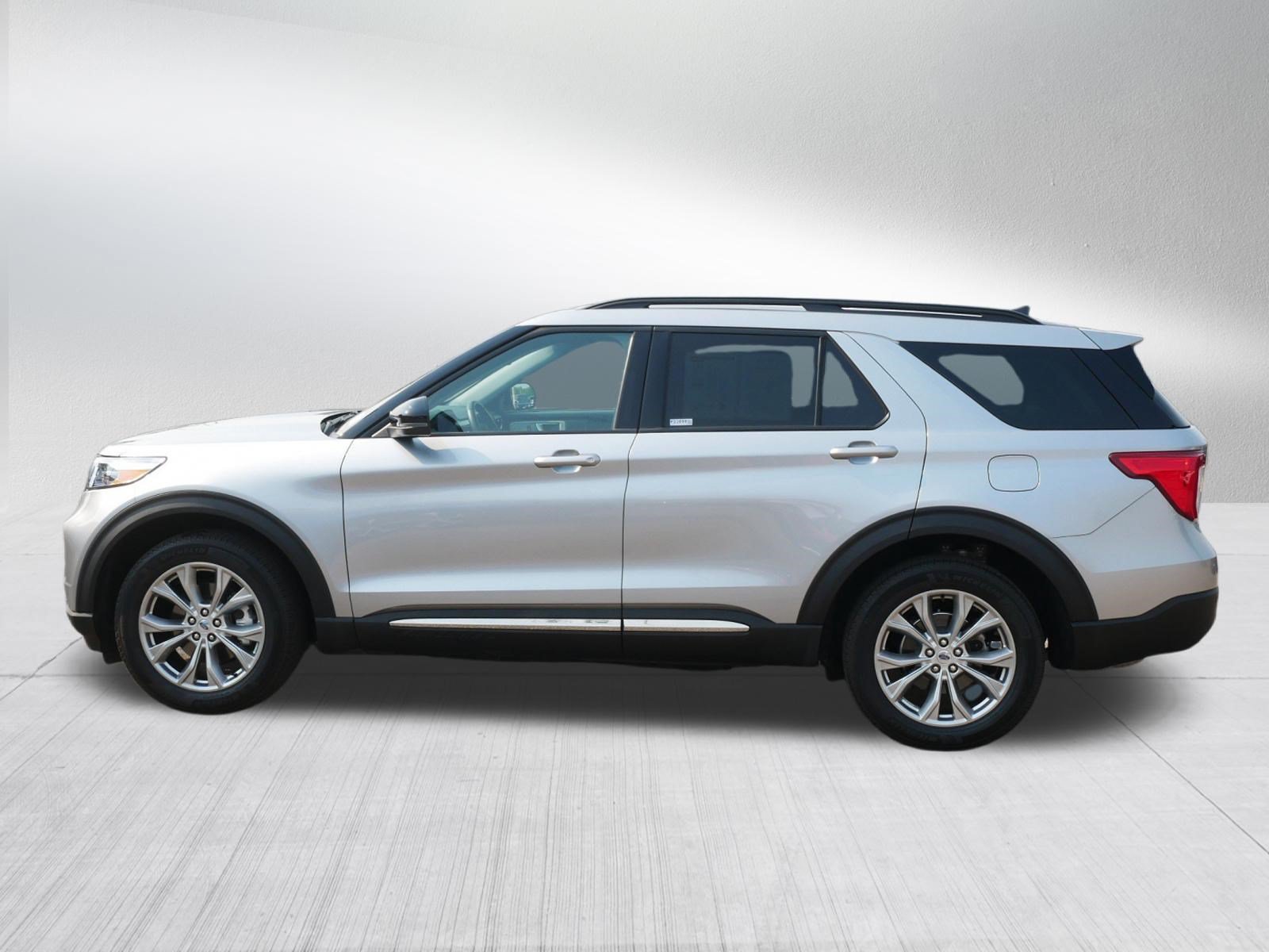 Used 2023 Ford Explorer XLT w/ Equipment Group 202A AWD/4WD image 4