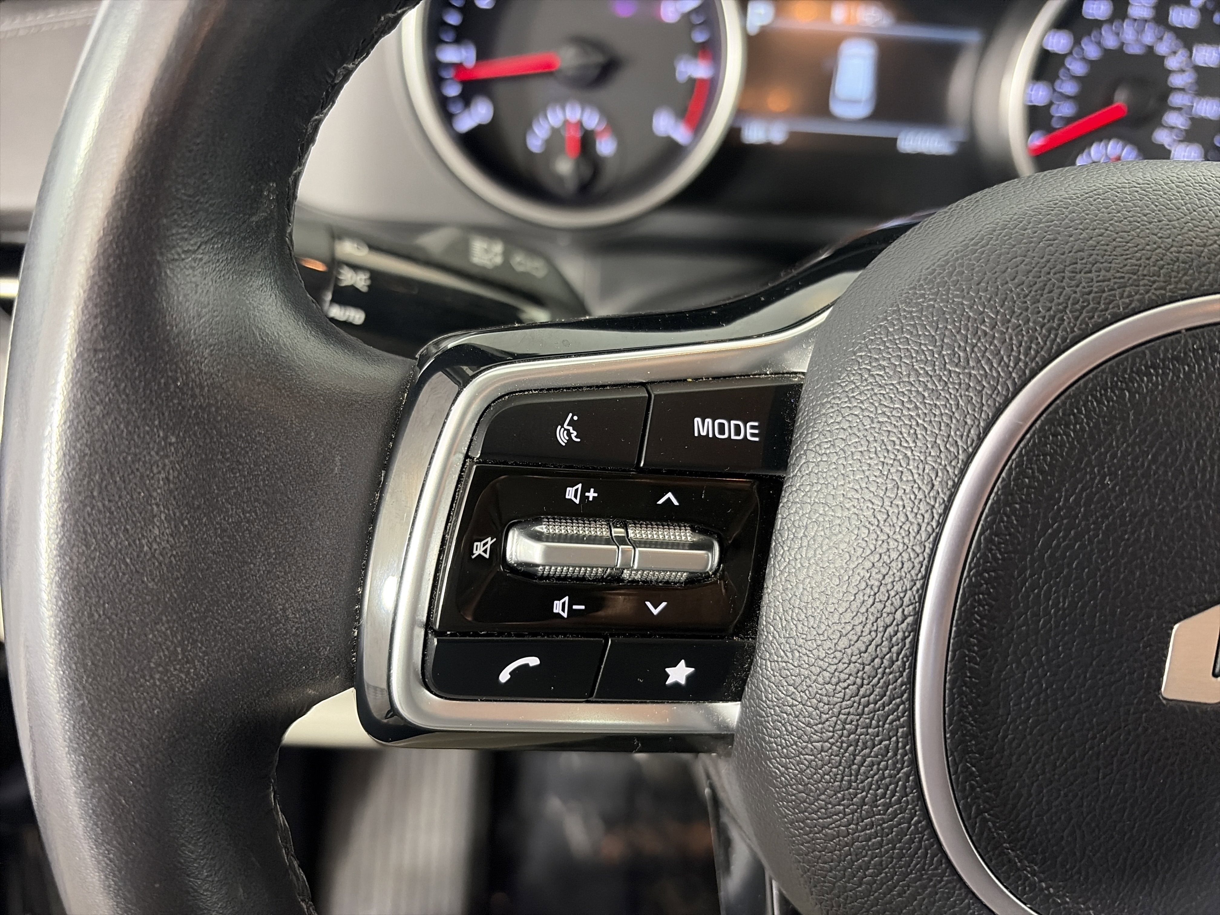 Used 2024 Kia Carnival LX image 36