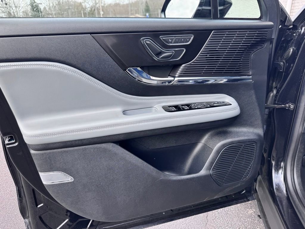 Used 2022 Lincoln Corsair AWD w/ Premium Package image 26