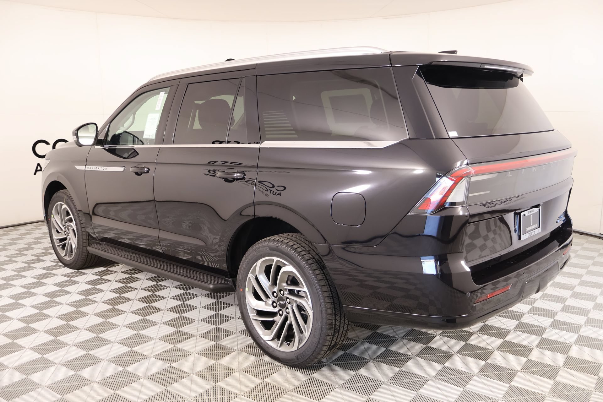 New 2026 Lincoln Navigator Premiere AWD/4WD image 23
