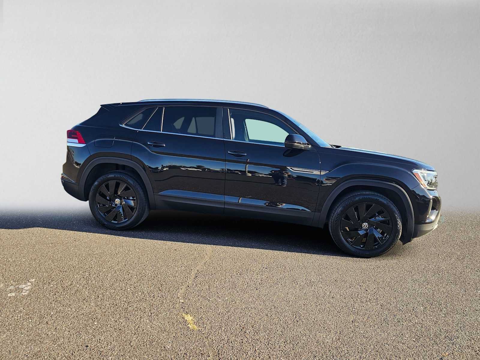 Used 2025 Volkswagen Atlas Cross Sport SE AWD/4WD image 2