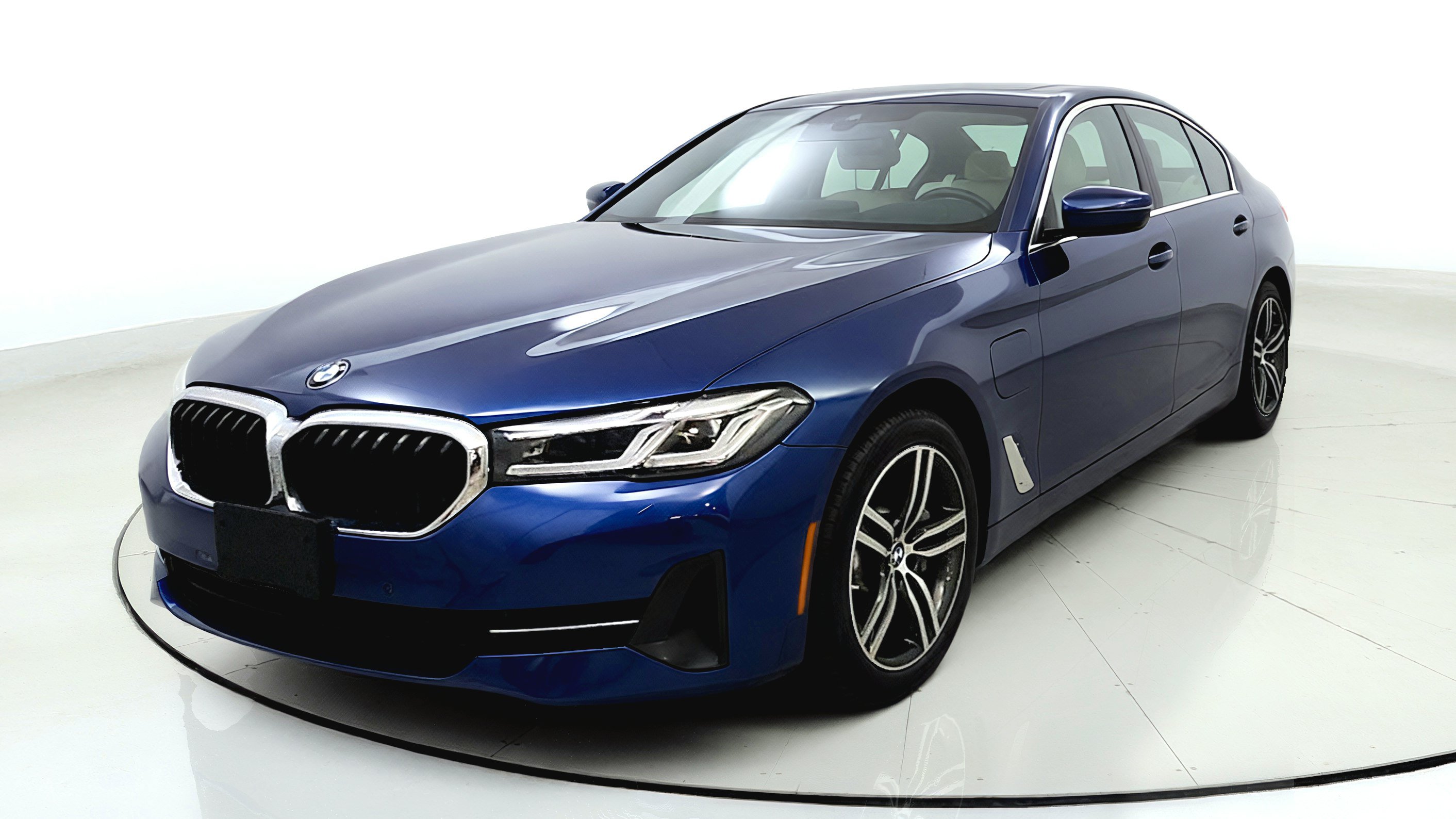 Used 2021 BMW 530e xDrive w/ Premium Package AWD/4WD image 4