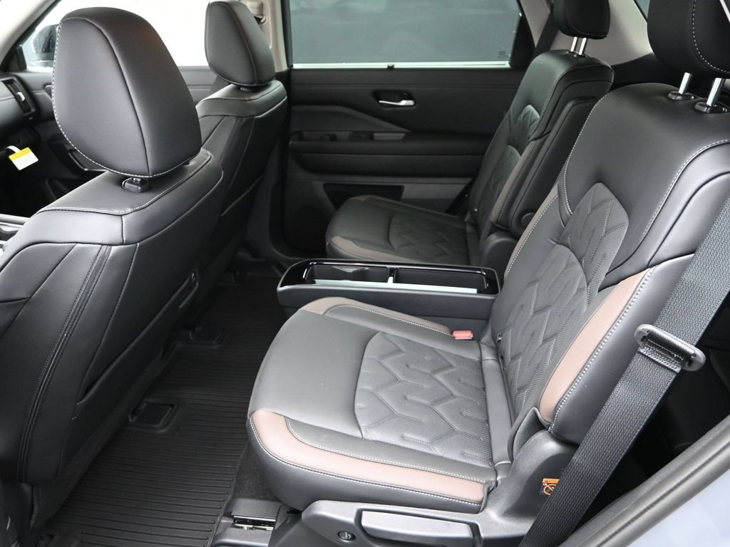 New 2026 Nissan Pathfinder Platinum FWD image 14