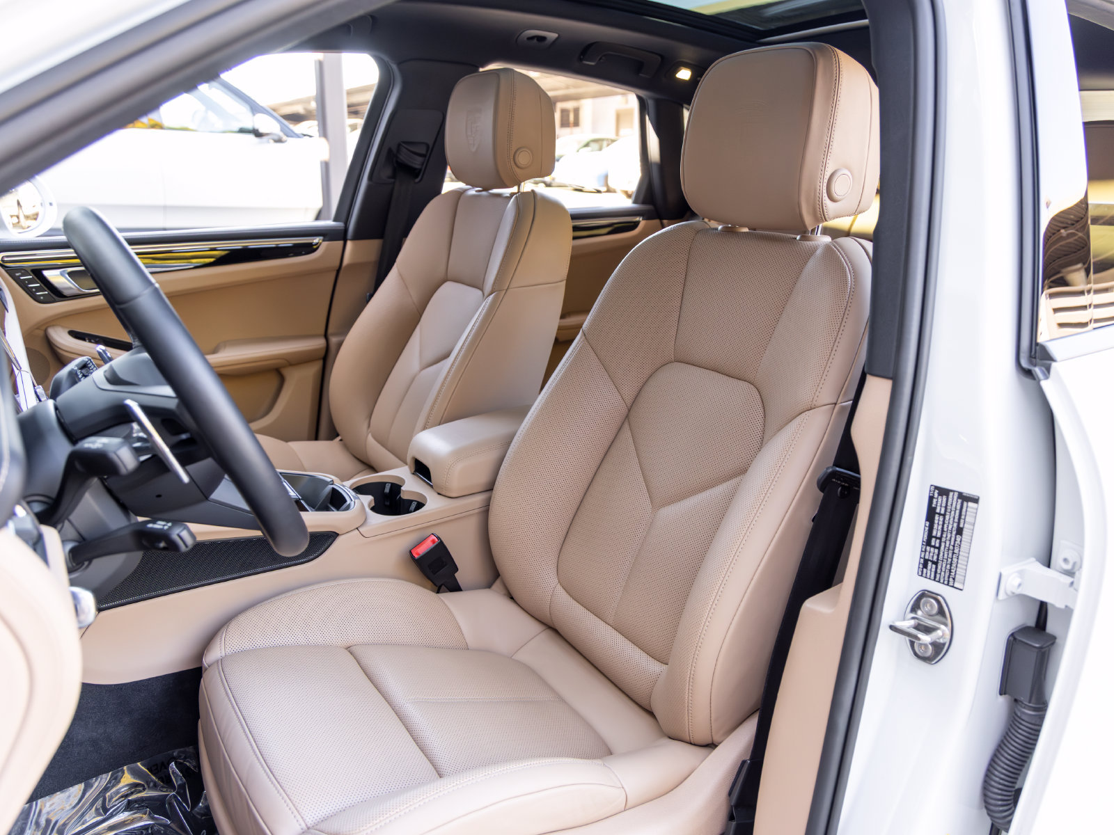 Certified 2026 Porsche Macan AWD/4WD image 5