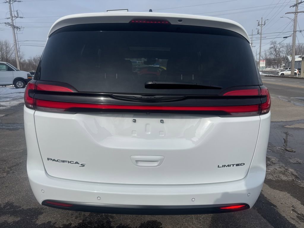 Used 2025 Chrysler Pacifica Limited FWD image 6
