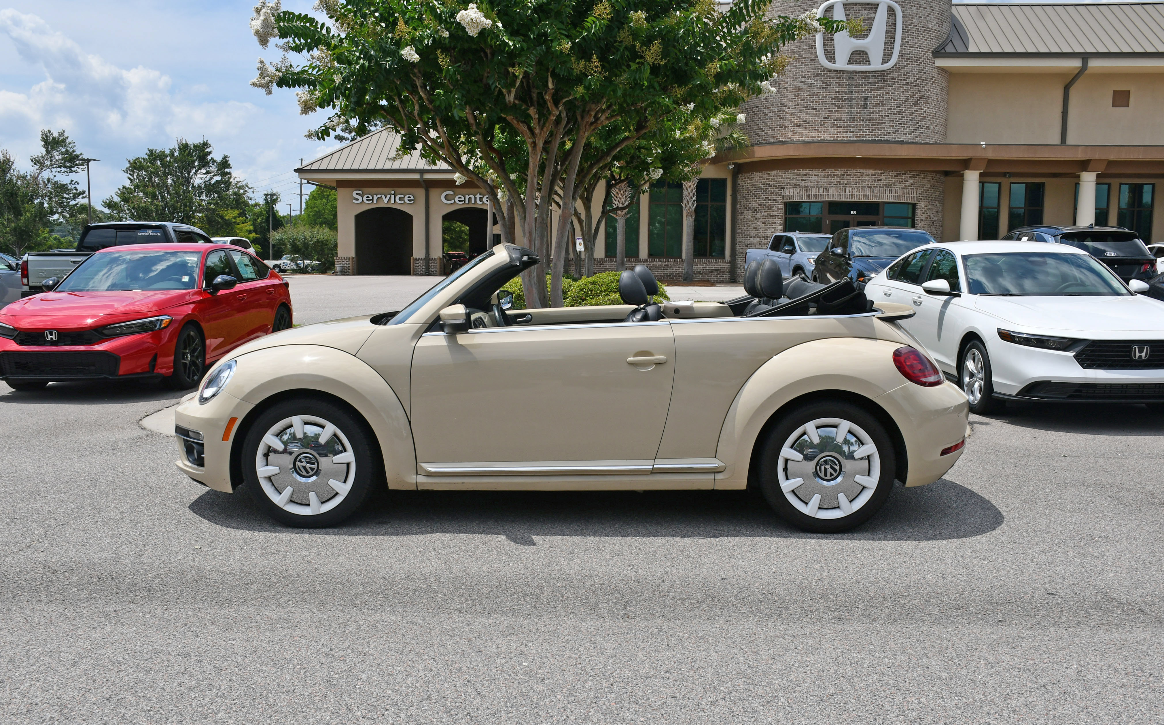 Used 2019 Volkswagen Beetle 2.0T Final Edition SEL FWD image 4