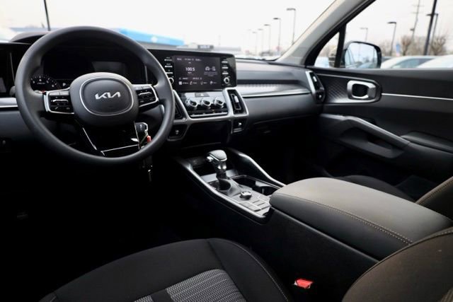 Used 2022 Kia Sorento LX image 2