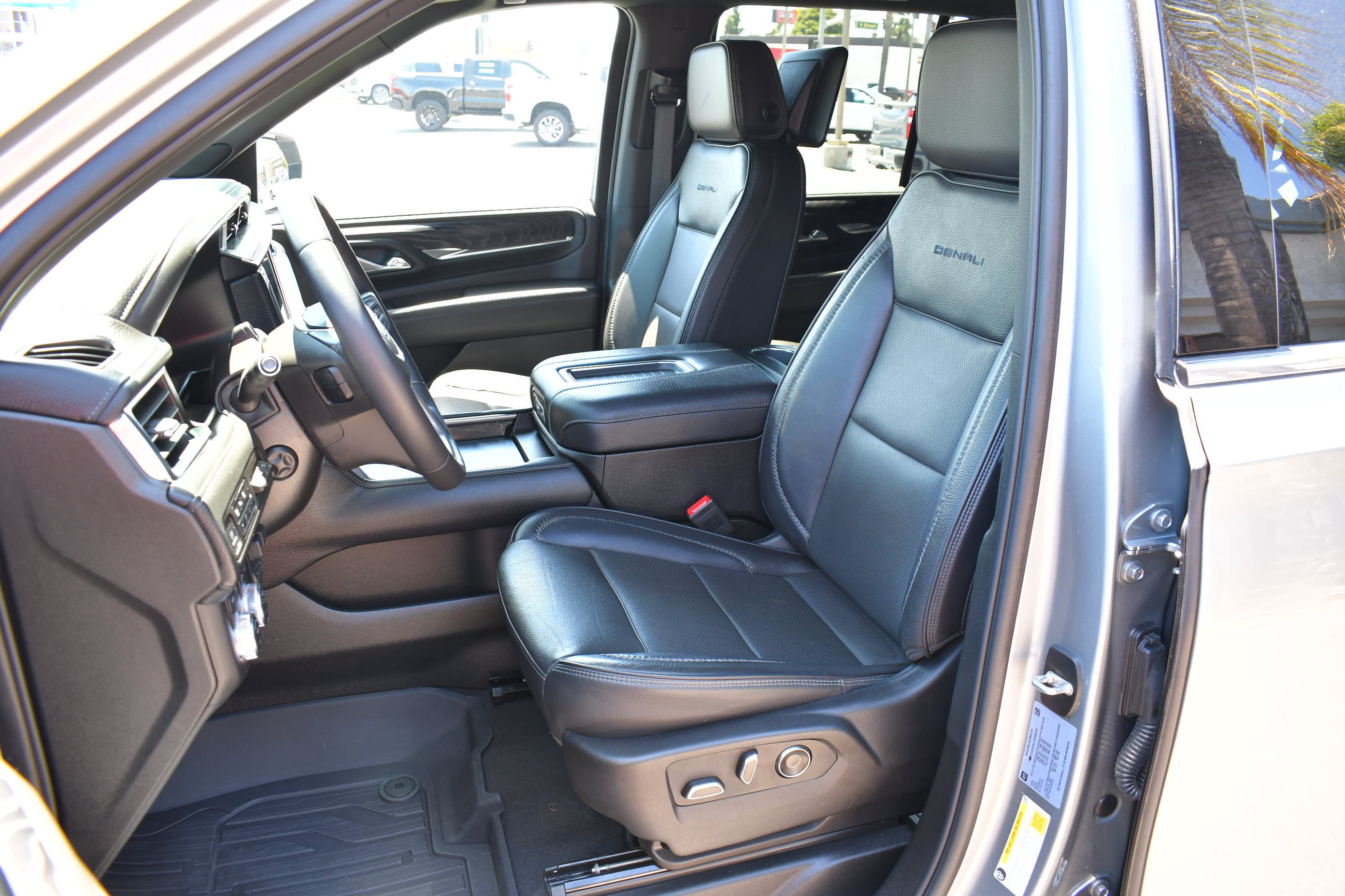 Used 2023 GMC Yukon Denali w/ Denali Reserve Package AWD/4WD image 15