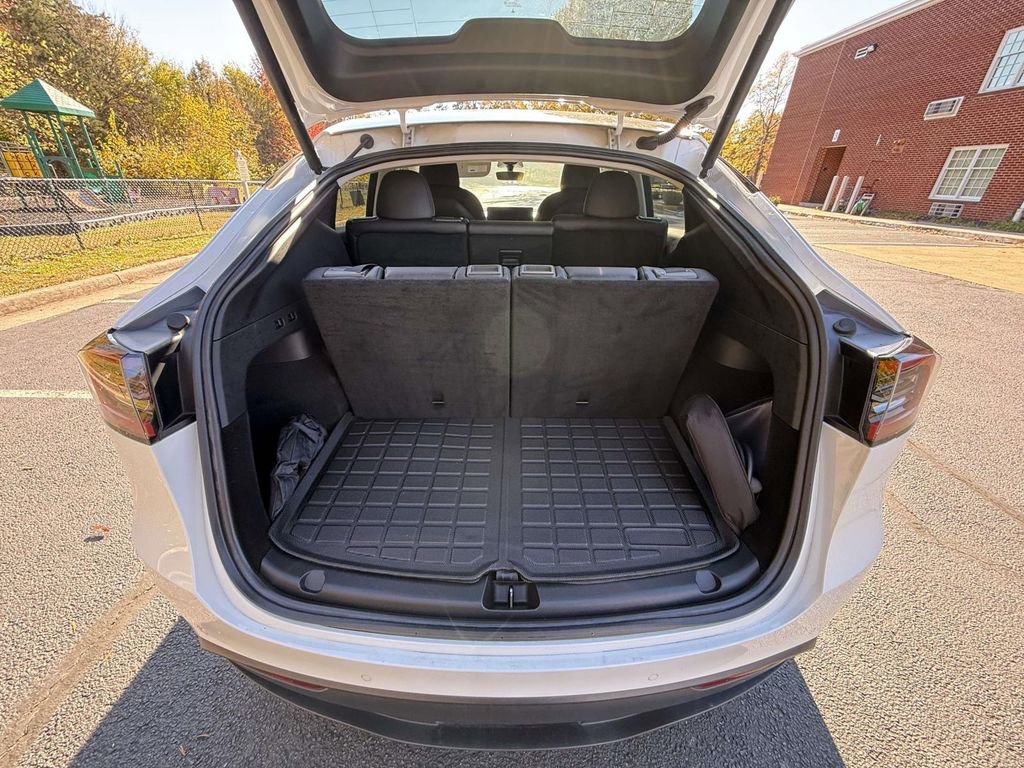 Used 2022 Tesla Model Y Long Range image 31