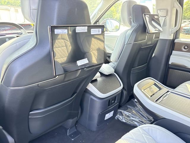 New 2026 Lincoln Navigator Black Label AWD/4WD image 17
