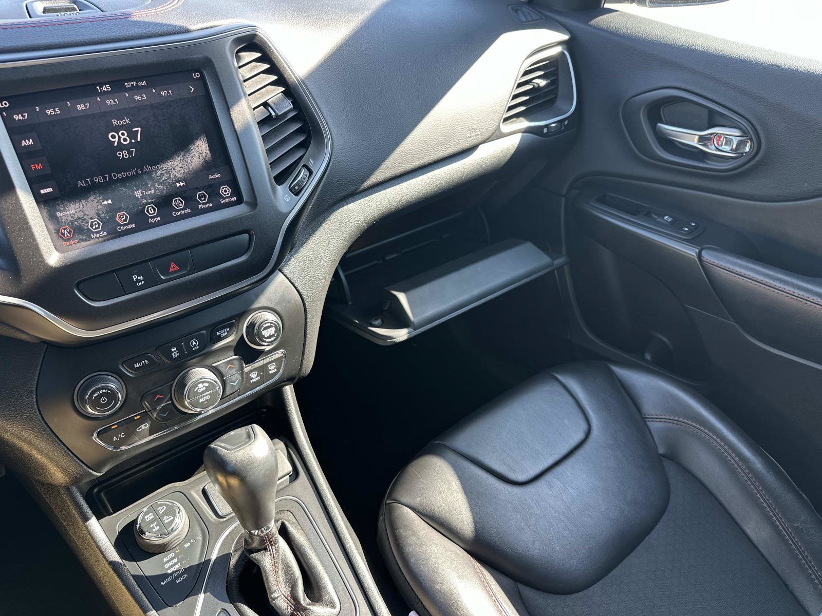 Used 2019 Jeep Cherokee Trailhawk w/ Cold Weather Group AWD/4WD image 31