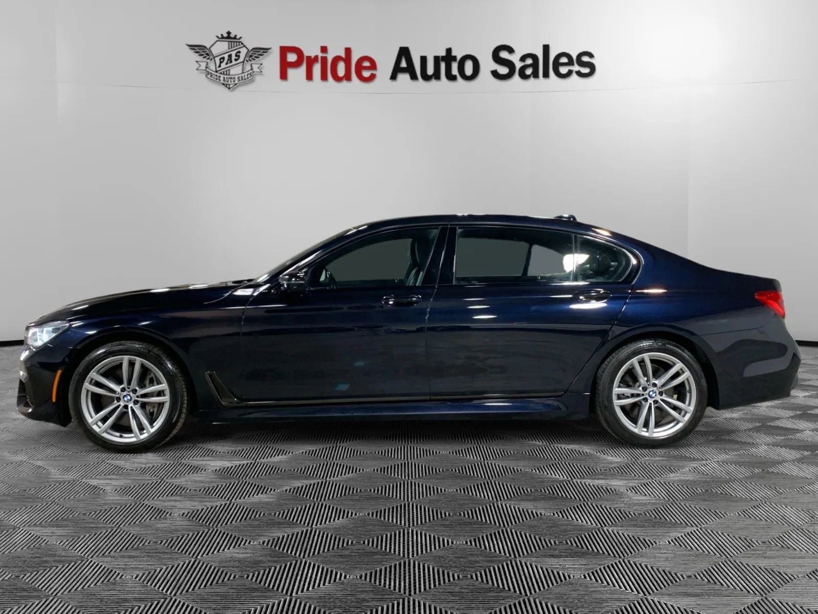 Used 2019 BMW 750i xDrive w/ M Sport Package image 4
