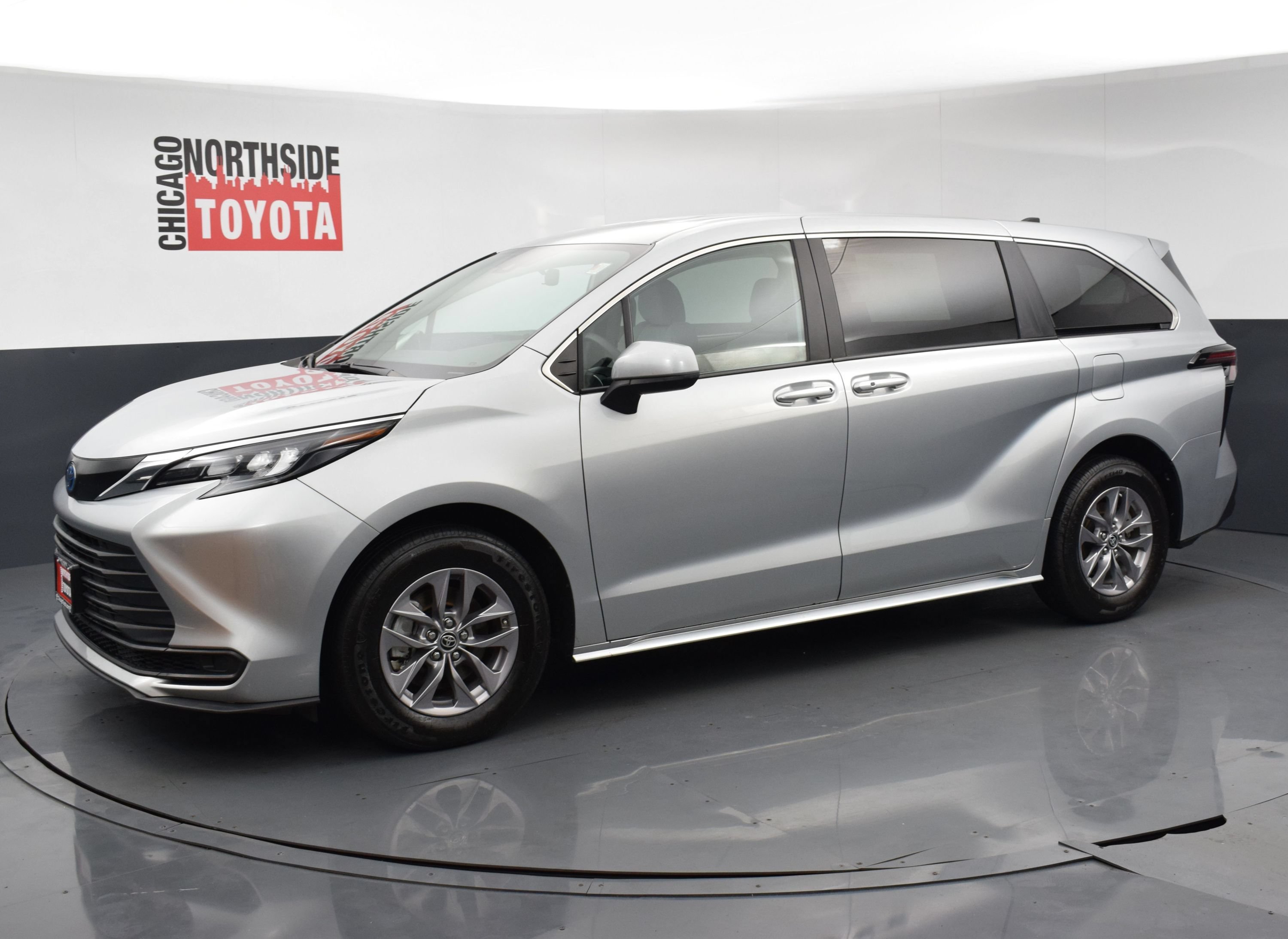 Used 2025 Toyota Sienna LE FWD image 8