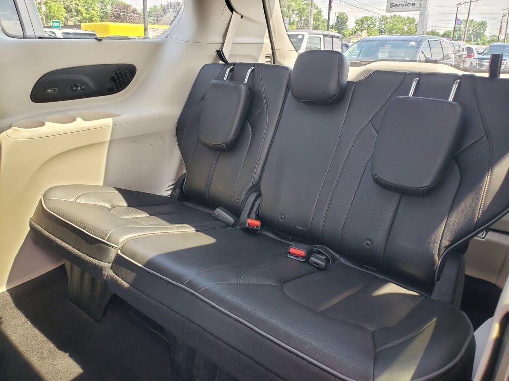 Used 2018 Chrysler Pacifica Limited FWD image 31