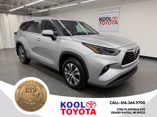 Used 2025 Toyota Highlander XLE AWD/4WD image 1