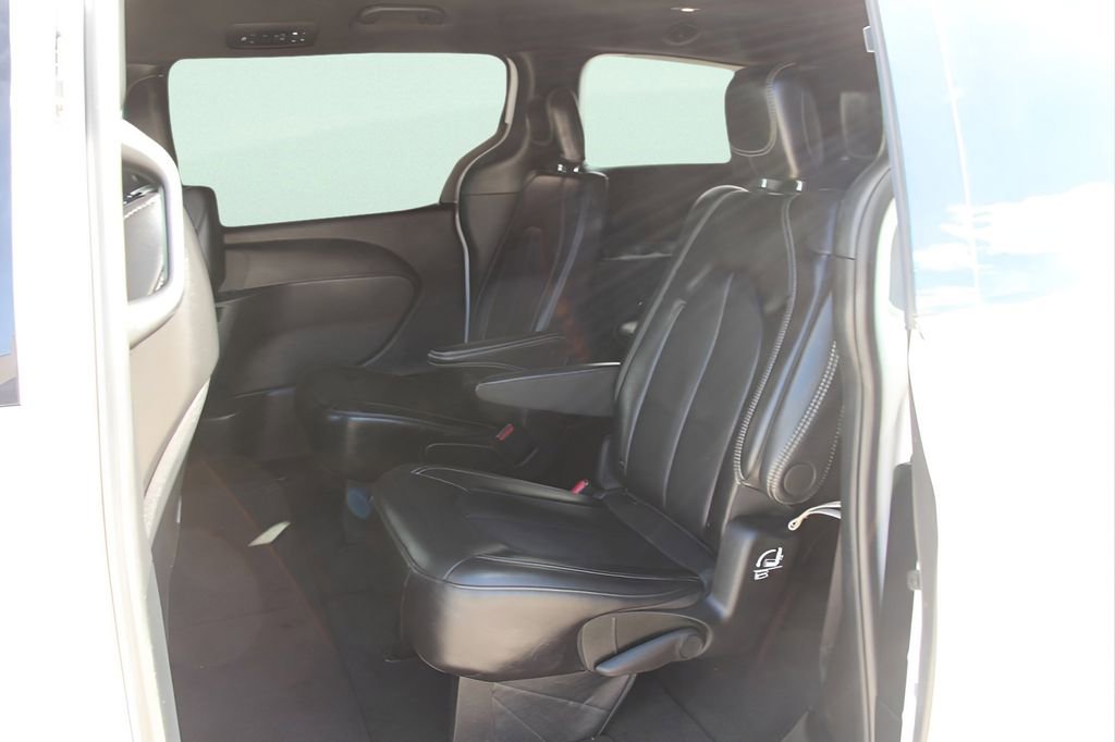 Used 2025 Chrysler Pacifica Select image 24
